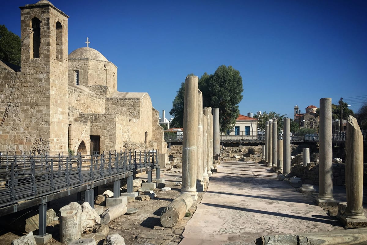 כנסיית כריסופוליטיסה והעמודים הרומיים בפאפוס